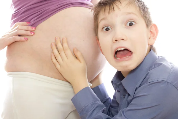 Rädd och förvånad pojke och en gravid kvinna — Stockfoto