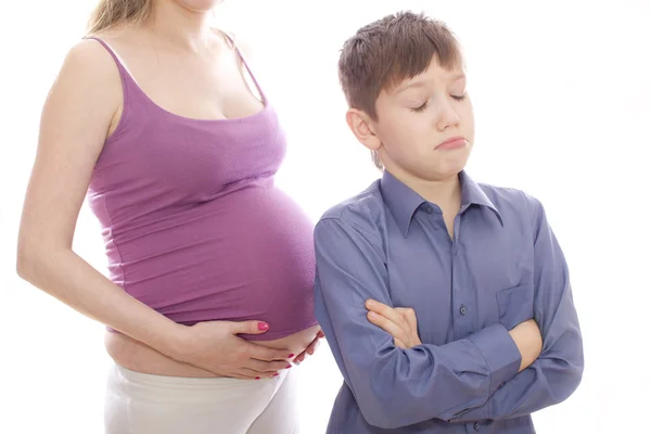 Ображений і засмучений хлопчик і вагітна жінка — стокове фото
