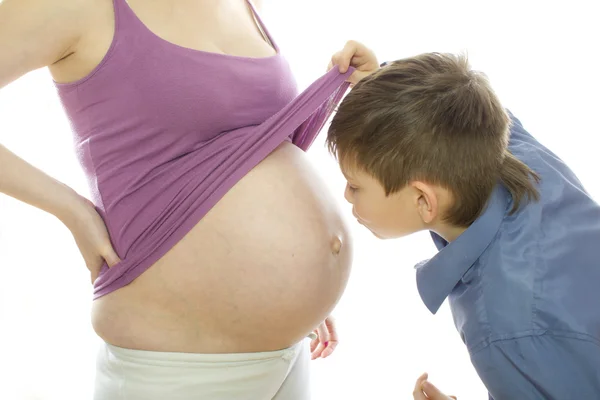 Мальчик и беременная посмотреть в — стоковое фото