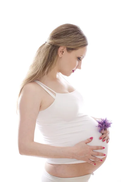 Zwangere vrouw in wit — Stockfoto