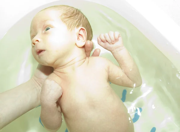 Младенец купается в ванне — стоковое фото