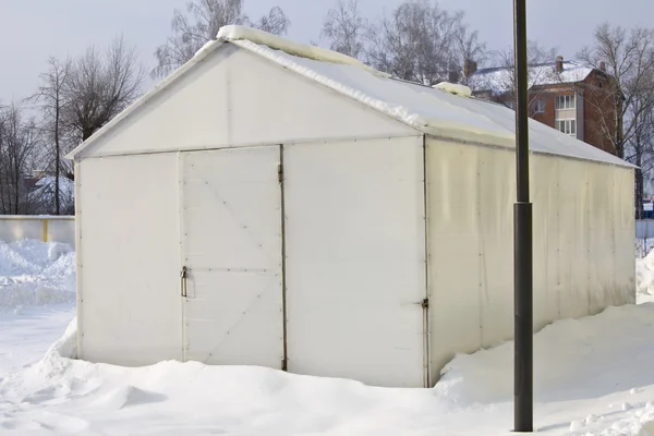 Hangar aus weißem Metall im Winter — Stockfoto