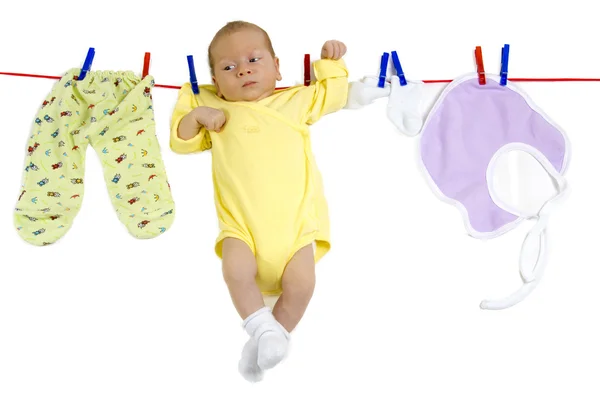 Baby hängande på klädstreck — Stockfoto