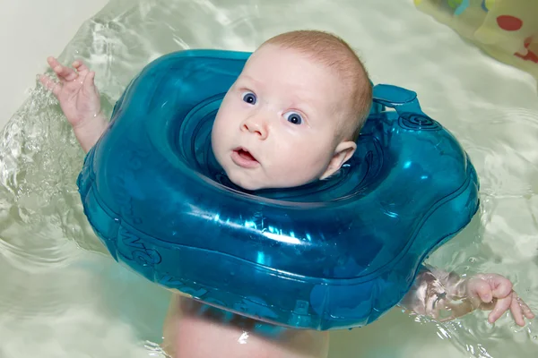 Baby plavec s gumovým kroužkem — Stock fotografie