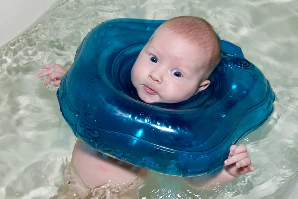 Baby simmare med gummiring — Stockfoto
