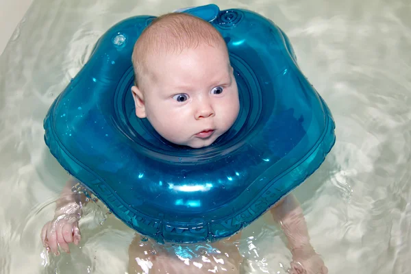 Bebé nadador con anillo de goma — Foto de Stock