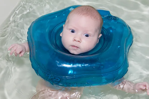 Baby plavec s gumovým kroužkem — Stock fotografie