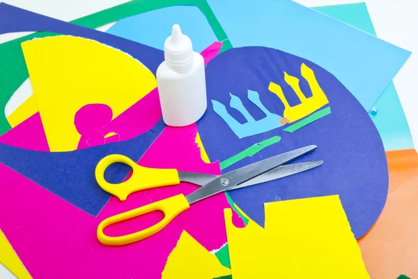 Colored paper and scissors — Stock Photo, Image