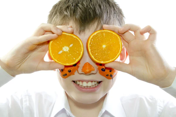 Chłopiec z kawałkami pomarańczy — Zdjęcie stockowe