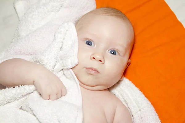 Banyo sonra yeni doğan bebek — Stok fotoğraf