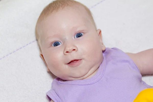 Grauäugiges Babyporträt aus nächster Nähe — Stockfoto