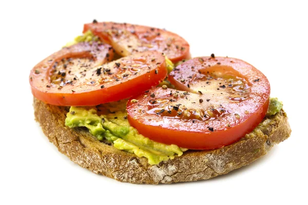 Avocado en tomaat open sandwich over Wit — Stockfoto