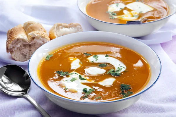 Tazones de sopa de calabaza con pan —  Fotos de Stock
