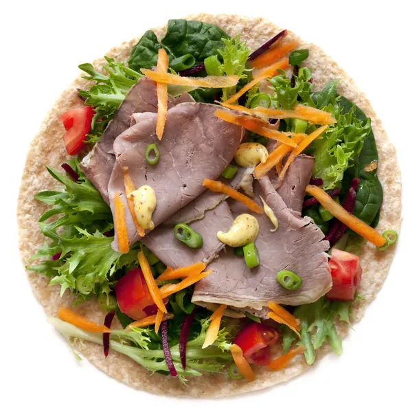 Wrap van gebraden rundvlees en salade — Stockfoto