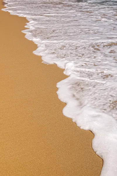 Espuma marina sobre arena —  Fotos de Stock