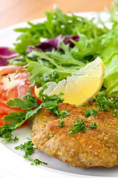Schnitzel en salade — Stockfoto