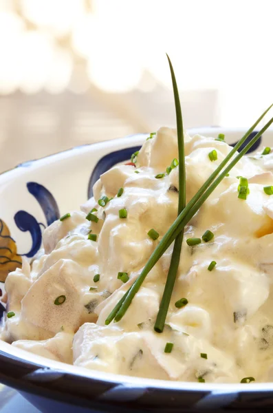 Aardappelsalade met bieslook — Stockfoto