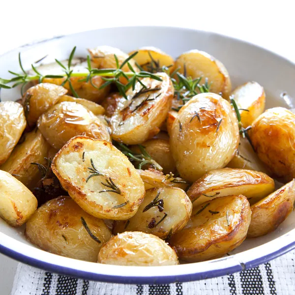 Geroosterde aardappelen met rozemarijn — Stockfoto