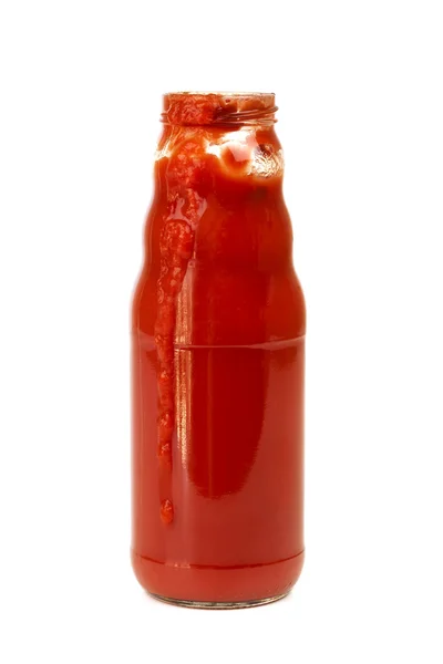 Şişe üzerinde beyaz izole domates püresi — Stok fotoğraf