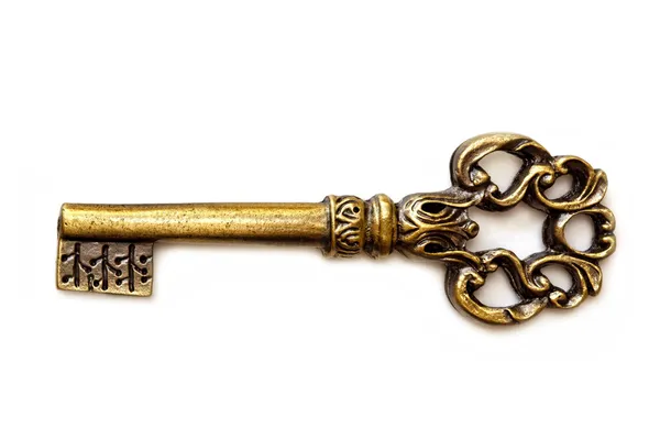 Старий латунний ключ ізольовано на білому — стокове фото
