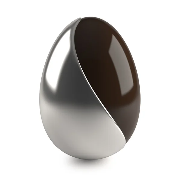 Шоколадное пасхальное яйцо с серебряным украшением — стоковое фото