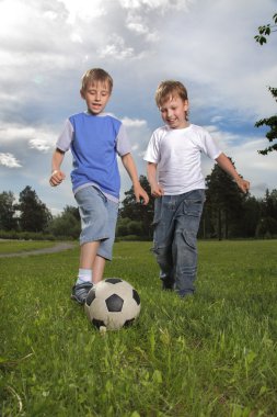 iki mutlu çocuk oyun futbol