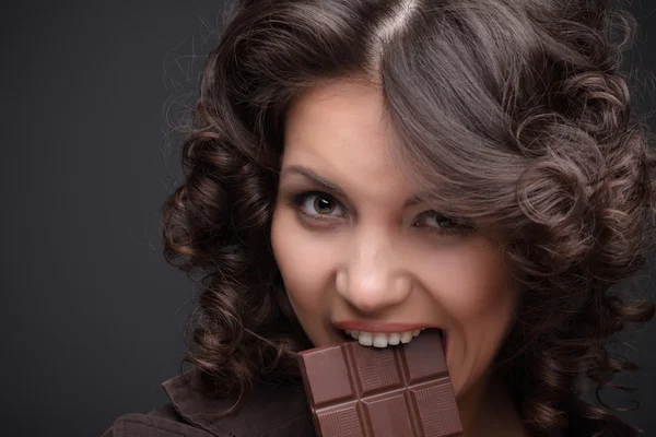 Beauty girl with chokolate bar — Stock Photo, Image