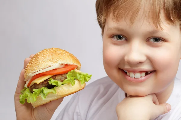 Menino feliz com hambúrguer — Fotografia de Stock