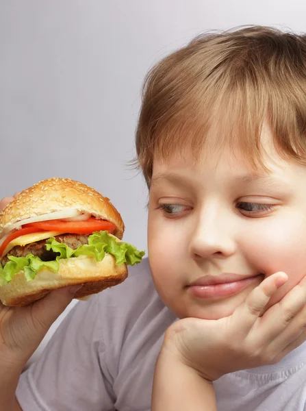Burger ile mutlu çocuk — Stok fotoğraf