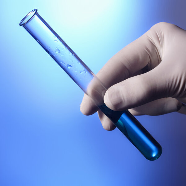 пробирка в руке
