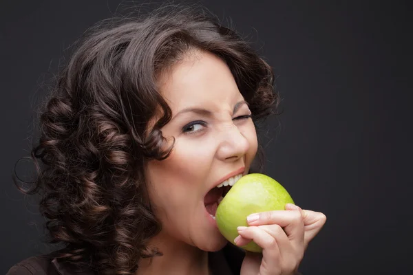 Piękna dziewczyna z zielonym jabłkiem — Zdjęcie stockowe