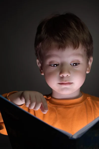 Маленький хлопчик читає книгу — стокове фото