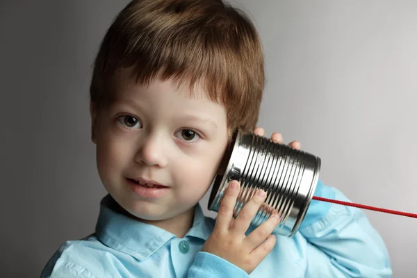 Beauté garçon écouter étain peut téléphone — Photo