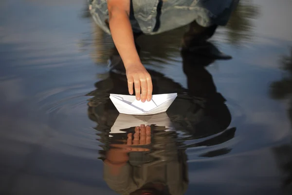 Бумажный корабль в руках у детей — стоковое фото