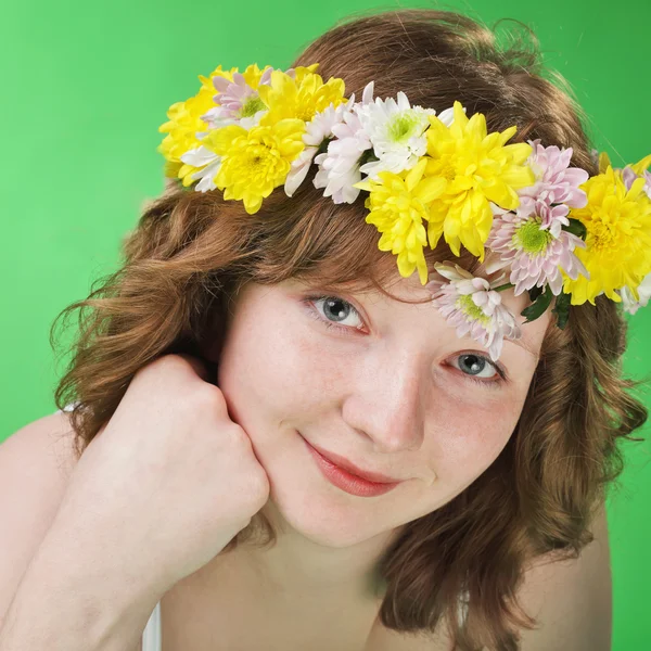 Νεαρή γυναίκα με λουλούδι διάδημα — Φωτογραφία Αρχείου
