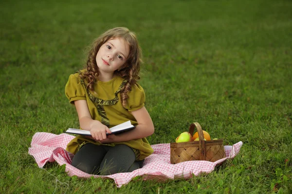 Schoonheid meisje lezen buitenshuis boek — Stockfoto