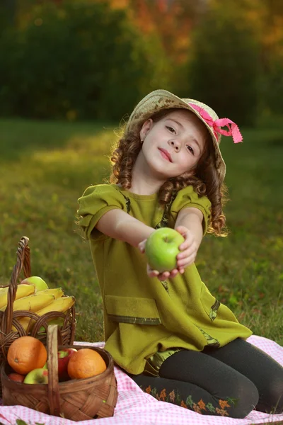 Flicka med frukt i park — Stockfoto