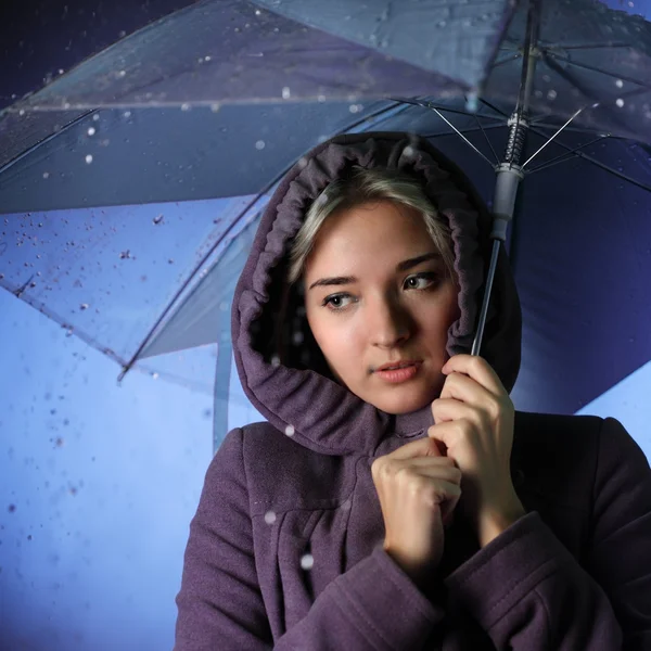 Chica congelada en la lluvia — Foto de Stock