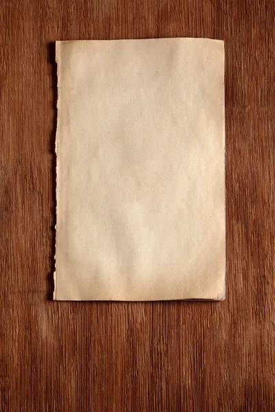 Viejo papel sobre cubierta de madera — Foto de Stock