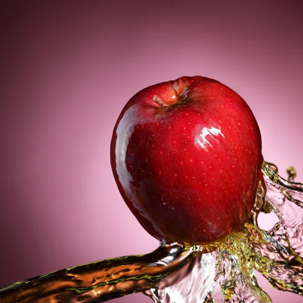 Manzana roja en el torrente de jugo — Foto de Stock