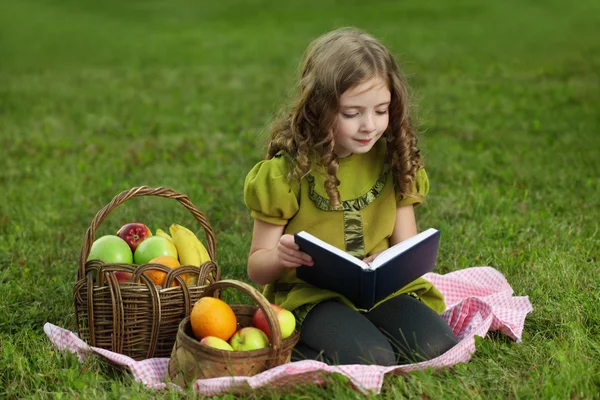 Schoonheid meisje lezen buitenshuis boek — Stockfoto
