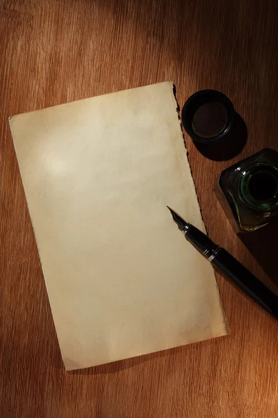 Gamla papper och penna — Stockfoto