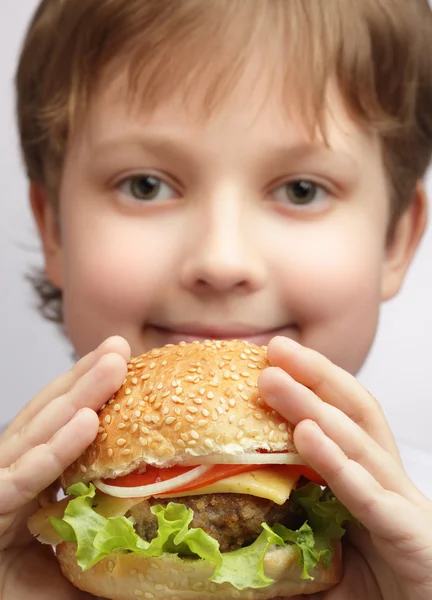Menino feliz com hambúrguer — Fotografia de Stock
