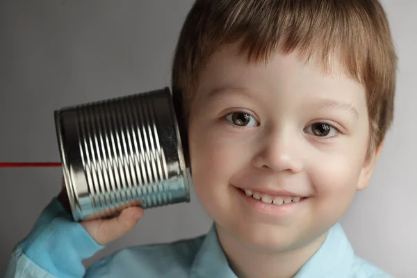 Beauté garçon écouter étain peut téléphone — Photo