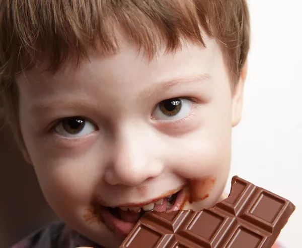 초콜릿 바와 행복 한 소년 — 스톡 사진