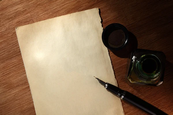 Eski bir kağıt ve kalem — Stok fotoğraf