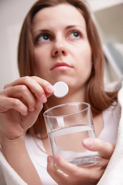 Girl takes the pill — Stock Photo, Image