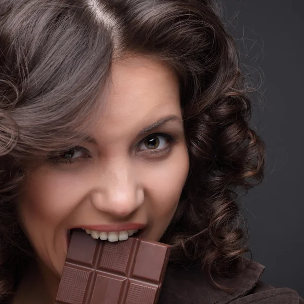 Chica de belleza con barra de chokolate — Foto de Stock