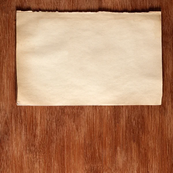 Viejo papel sobre cubierta de madera —  Fotos de Stock