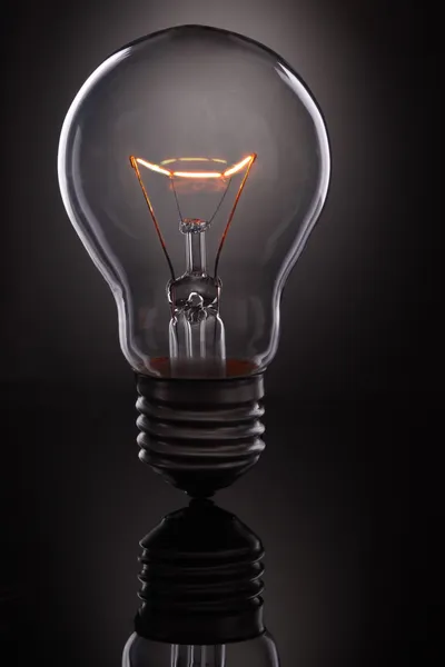 Glühende Lampe auf schwarzem Hintergrund — Stockfoto